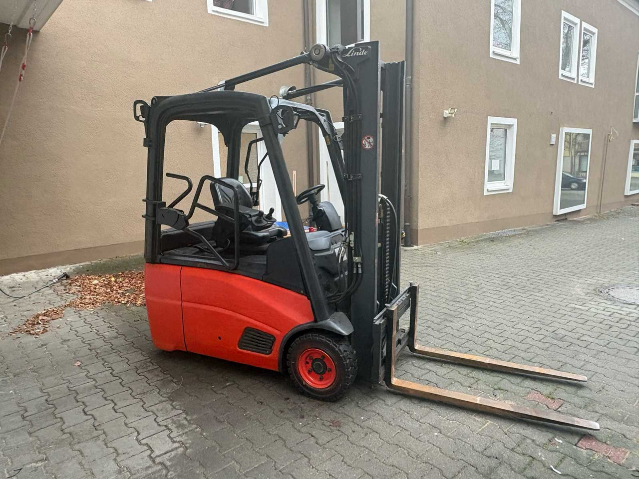 LINDE E16-01 E386 - 3-WHEEL FORKLIFT (YEAR 2014) - Heftruck: afbeelding 3 LINDE E16-01 E386 - 3-WHEEL FORKLIFT (YEAR 2014) - Heftruck: afbeelding 3