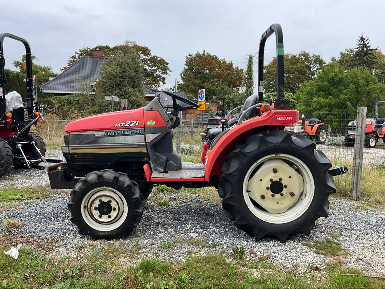 Mitsubishi MT221 - Tractor: afbeelding 2 Mitsubishi MT221 - Tractor: afbeelding 2