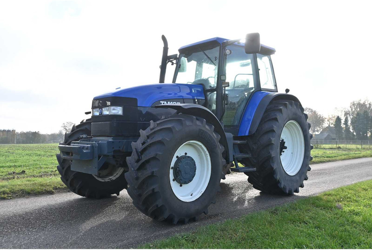 NEW HOLLAND - 1998 - TM135 - ALL-WHEEL DRIVE FARM TRACTOR - Tractor: afbeelding 1 NEW HOLLAND - 1998 - TM135 - ALL-WHEEL DRIVE FARM TRACTOR - Tractor: afbeelding 1