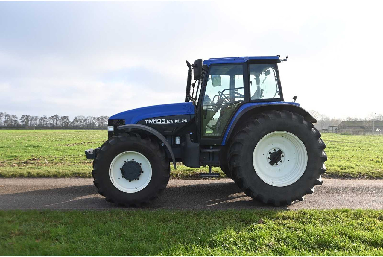 NEW HOLLAND - 1998 - TM135 - ALL-WHEEL DRIVE FARM TRACTOR - Tractor: afbeelding 3 NEW HOLLAND - 1998 - TM135 - ALL-WHEEL DRIVE FARM TRACTOR - Tractor: afbeelding 3