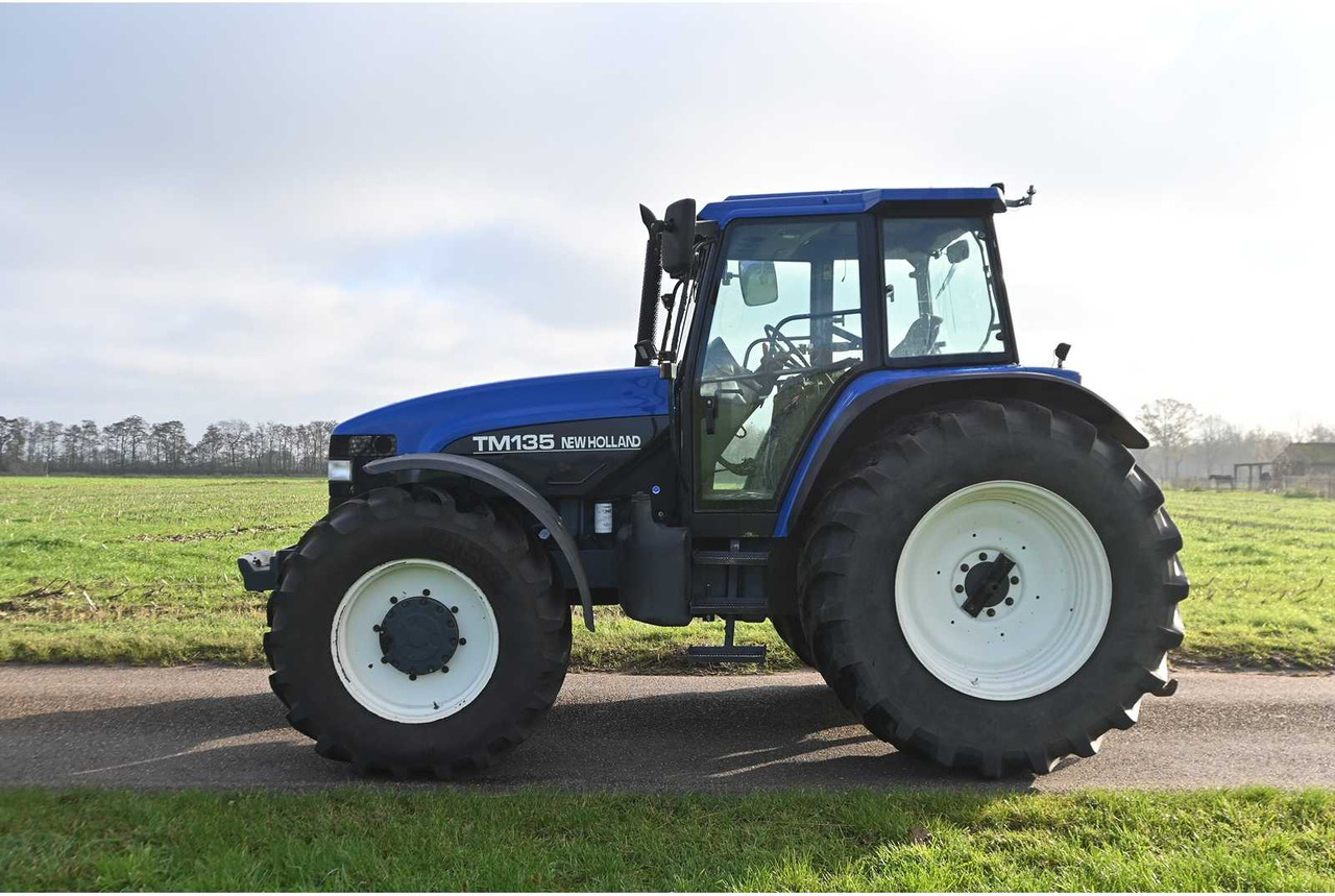 NEW HOLLAND - 1998 - TM135 - ALL-WHEEL DRIVE FARM TRACTOR - Tractor: afbeelding 4 NEW HOLLAND - 1998 - TM135 - ALL-WHEEL DRIVE FARM TRACTOR - Tractor: afbeelding 4