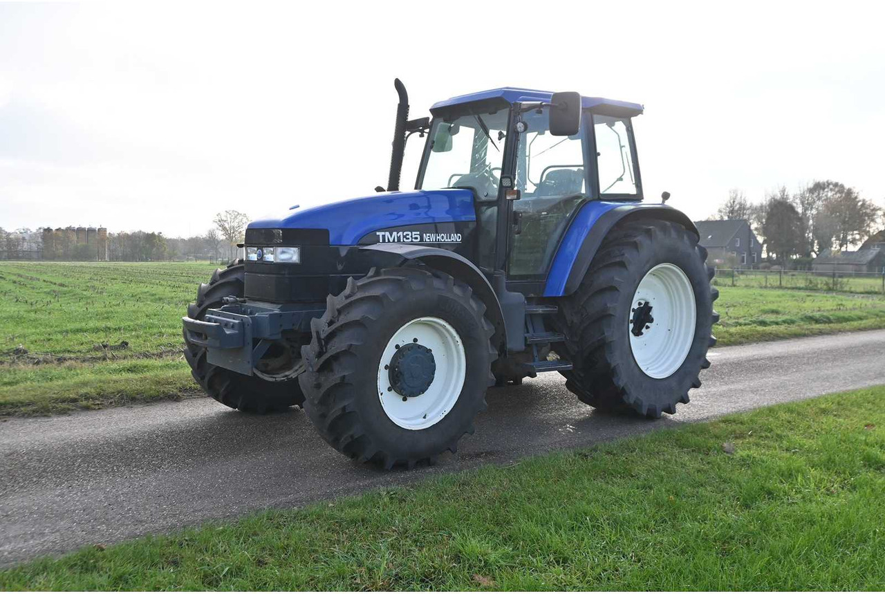 NEW HOLLAND - 1998 - TM135 - ALL-WHEEL DRIVE FARM TRACTOR - Tractor: afbeelding 2 NEW HOLLAND - 1998 - TM135 - ALL-WHEEL DRIVE FARM TRACTOR - Tractor: afbeelding 2