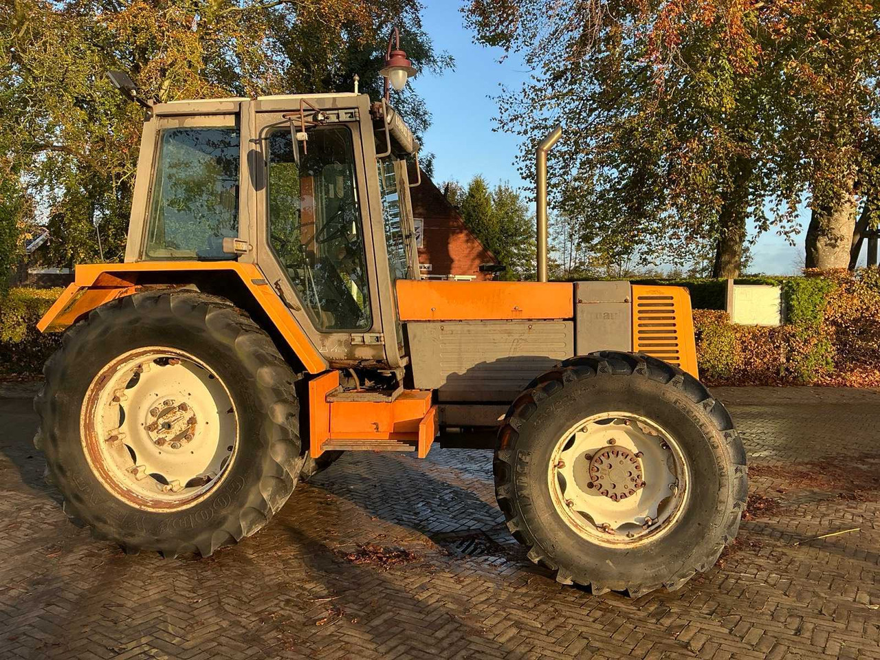 Renault 1987 RENAULT 133.14 ALL-WHEEL DRIVE FARM TRACTOR - Tractor: afbeelding 4 Renault 1987 RENAULT 133.14 ALL-WHEEL DRIVE FARM TRACTOR - Tractor: afbeelding 4