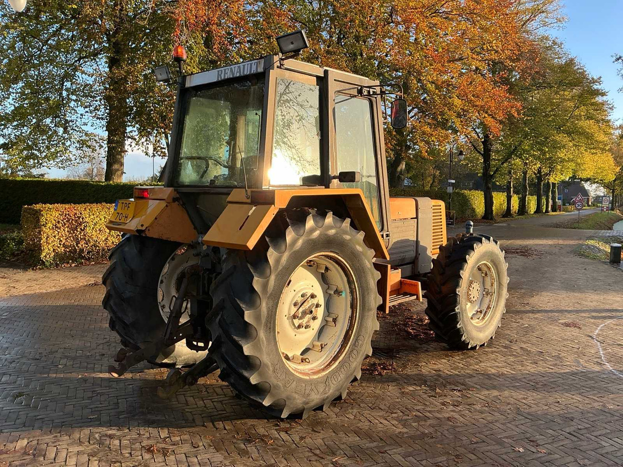 Renault 1987 RENAULT 133.14 ALL-WHEEL DRIVE FARM TRACTOR - Tractor: afbeelding 5 Renault 1987 RENAULT 133.14 ALL-WHEEL DRIVE FARM TRACTOR - Tractor: afbeelding 5
