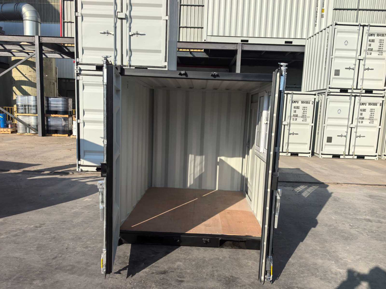 Rhino-cross-containers 9ft met deur en raam - Zeecontainer: afbeelding 3 Rhino-cross-containers 9ft met deur en raam - Zeecontainer: afbeelding 3