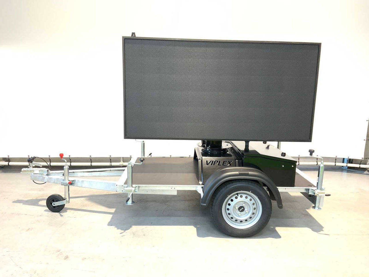 Viplex tekstkar P8 ledscherm op aanhangwagen - Bouwmaterieel, Aanhangwagen: afbeelding 2 Viplex tekstkar P8 ledscherm op aanhangwagen - Bouwmaterieel, Aanhangwagen: afbeelding 2