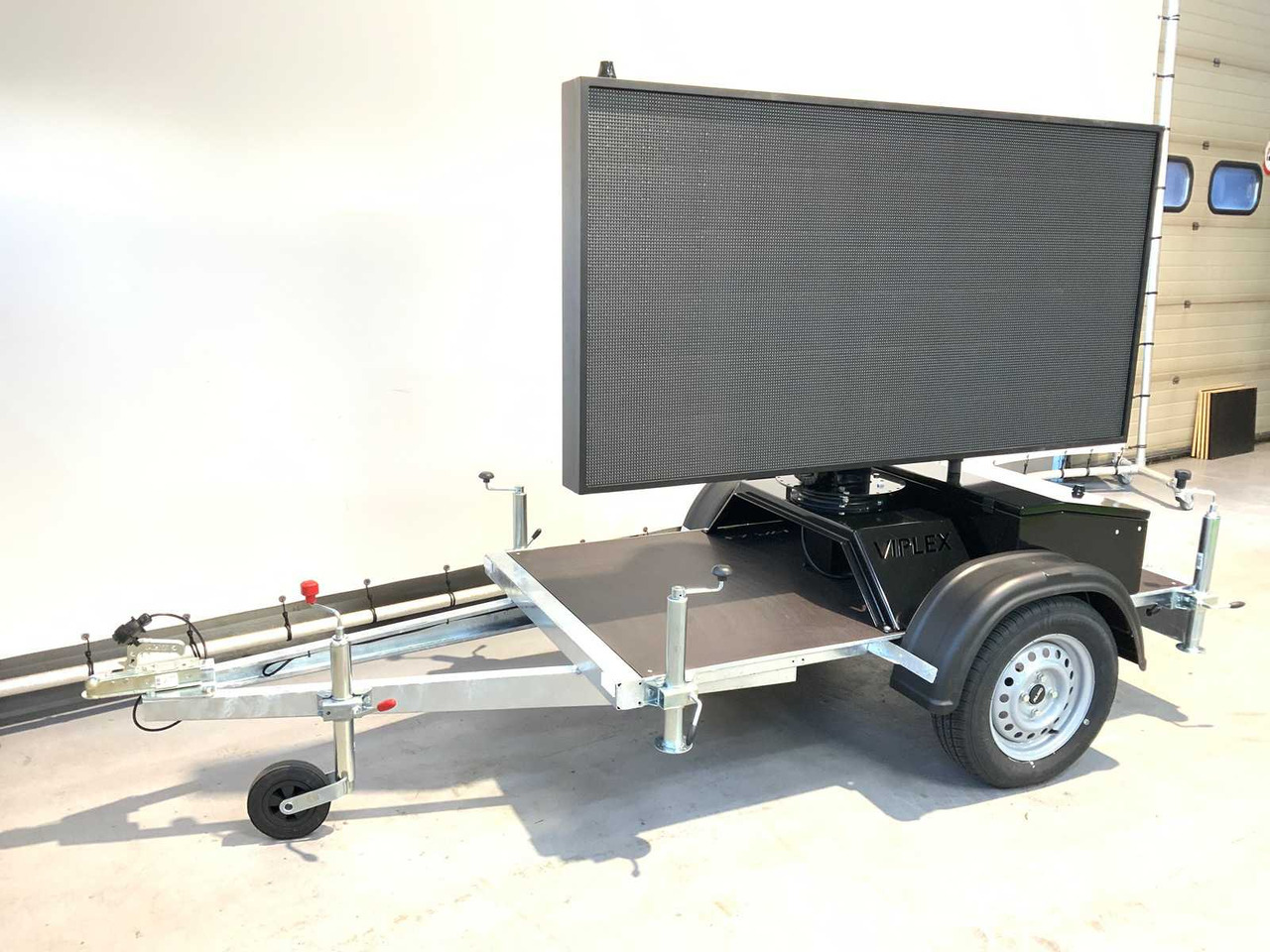 Viplex tekstkar P8 ledscherm op aanhangwagen - Bouwmaterieel, Aanhangwagen: afbeelding 1 Viplex tekstkar P8 ledscherm op aanhangwagen - Bouwmaterieel, Aanhangwagen: afbeelding 1