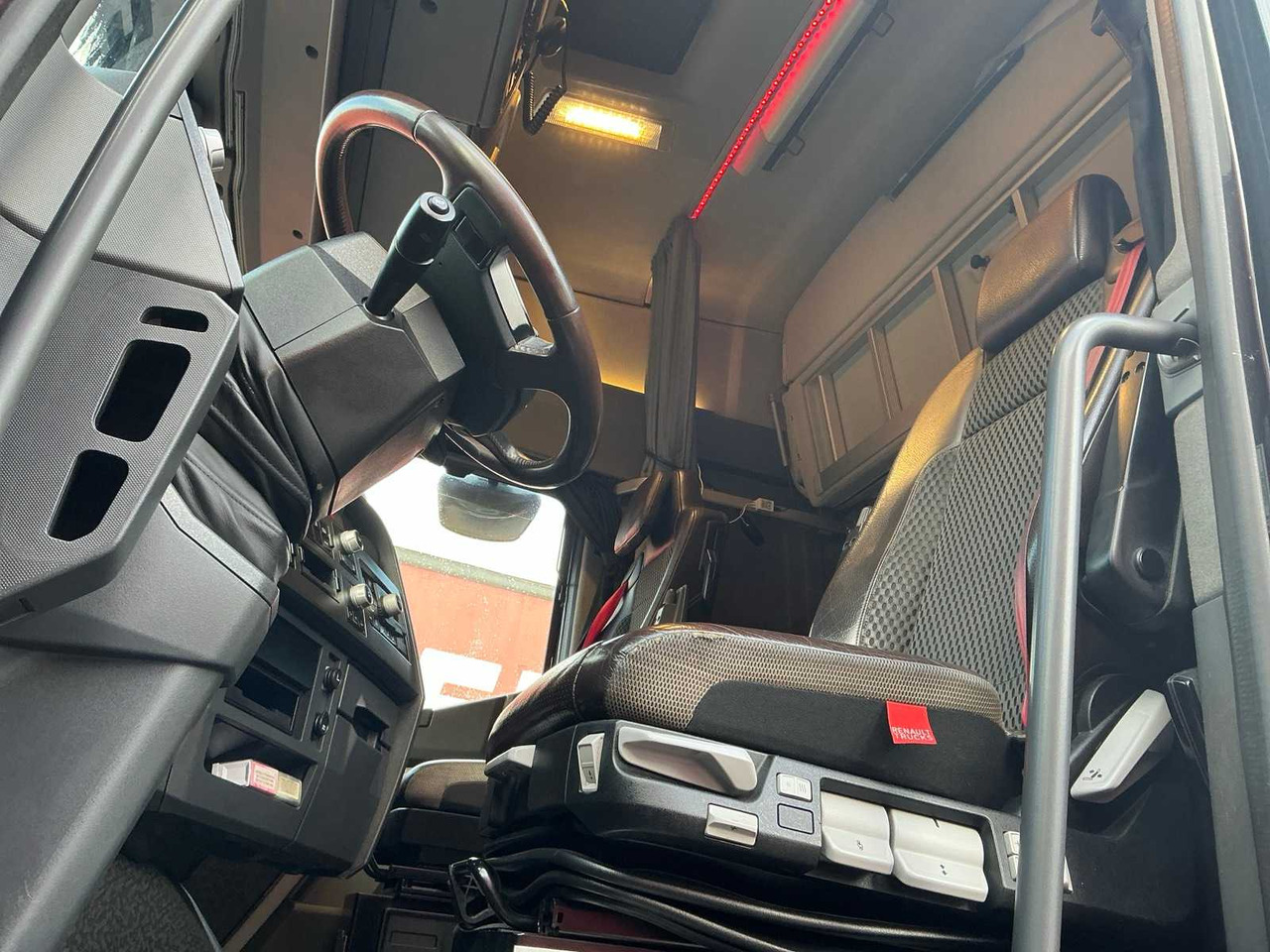 Vrachtwagen 2017 RENAULT T480 COMFORT THD001 HIGH EDITION TRACTOR RENAULT T480 COMFORT: afbeelding 15 Vrachtwagen 2017 RENAULT T480 COMFORT THD001 HIGH EDITION TRACTOR RENAULT T480 COMFORT: afbeelding 15