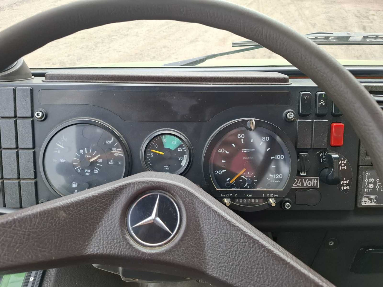 UNIMOG - 1400 - FASSI F95 CRANE - TRUCK - Vrachtwagen: afbeelding 4 UNIMOG - 1400 - FASSI F95 CRANE - TRUCK - Vrachtwagen: afbeelding 4