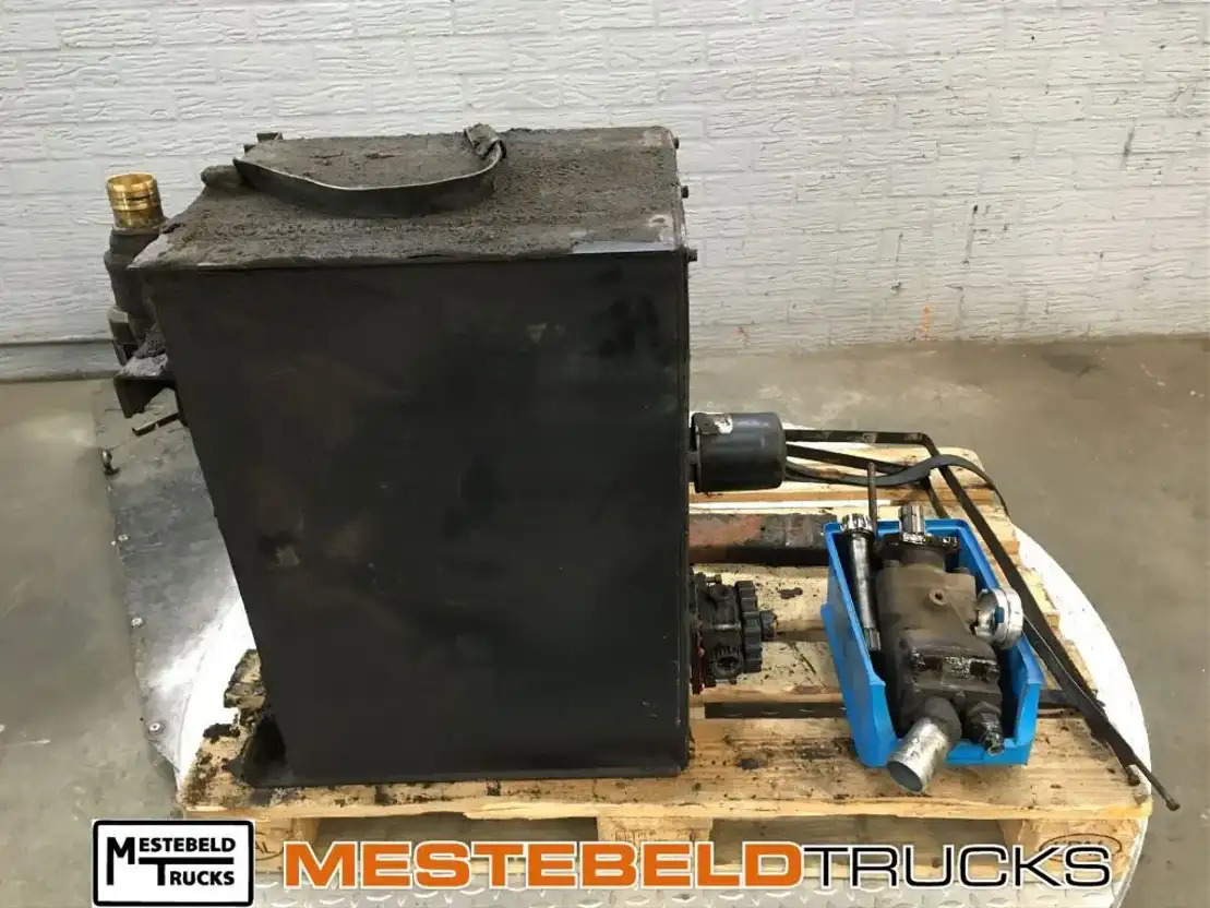 MAN PTO pomp + as + olietank - Hydraulica voor Vrachtwagen: afbeelding 1 MAN PTO pomp + as + olietank - Hydraulica voor Vrachtwagen: afbeelding 1