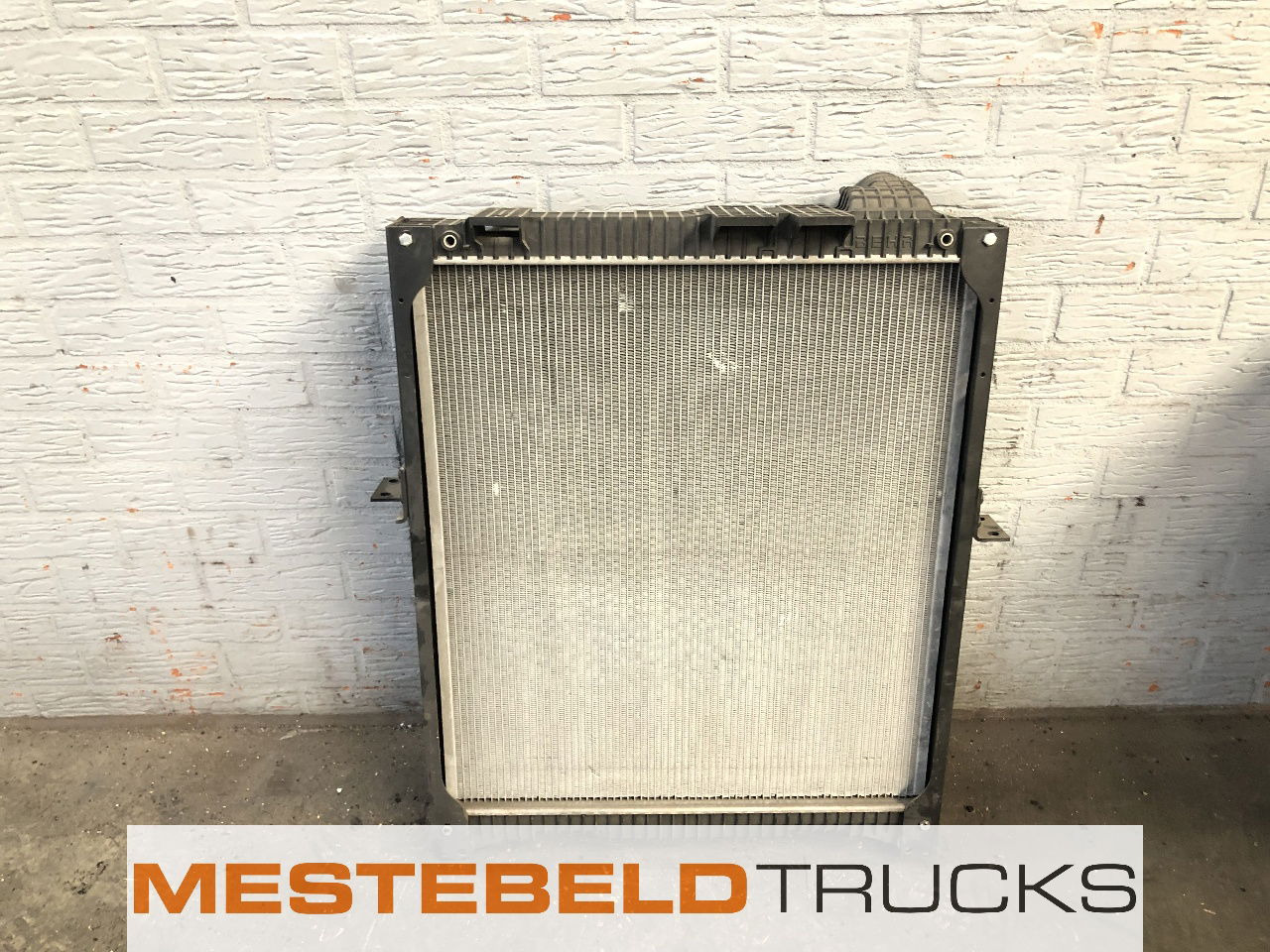 Mercedes-Benz Radiateur - Koelsysteem voor Vrachtwagen: afbeelding 1 Mercedes-Benz Radiateur - Koelsysteem voor Vrachtwagen: afbeelding 1