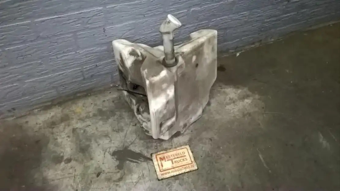 Mercedes-Benz Ruitenwisservloeistofreservoir  - Cabine en interieur voor Vrachtwagen: afbeelding 1 Mercedes-Benz Ruitenwisservloeistofreservoir  - Cabine en interieur voor Vrachtwagen: afbeelding 1