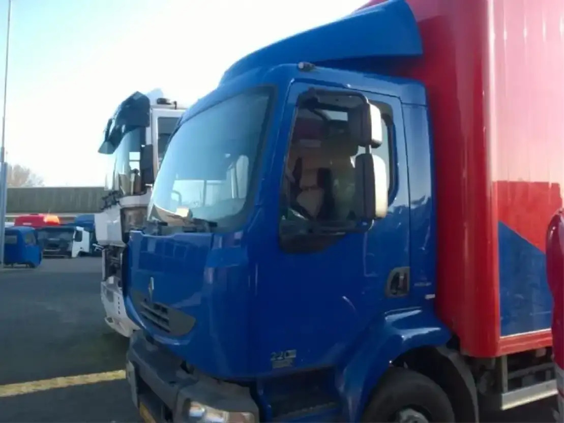 Renault C abine Midlum 220 DXI - Cabine en interieur voor Vrachtwagen: afbeelding 1 Renault C abine Midlum 220 DXI - Cabine en interieur voor Vrachtwagen: afbeelding 1