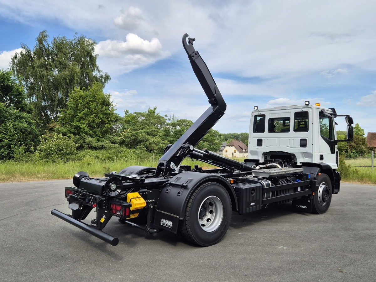 IVECO Euro Cargo 180E32 4x2 Abrollkipper Teleskoparm - Haakarmsysteem vrachtwagen: afbeelding 4 IVECO Euro Cargo 180E32 4x2 Abrollkipper Teleskoparm - Haakarmsysteem vrachtwagen: afbeelding 4
