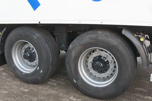 Sommer 2-Achser, elektr. Rolltor, BPW, 11.000mm lang - Gesloten oplegger: afbeelding 4 Sommer 2-Achser, elektr. Rolltor, BPW, 11.000mm lang - Gesloten oplegger: afbeelding 4