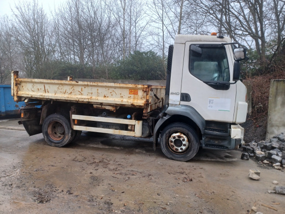 Camion tri benne Volvo FLL 42 12N2 5.0 (2009-88.795 km) - Vrachtwagen met open laadbak: afbeelding 2 Camion tri benne Volvo FLL 42 12N2 5.0 (2009-88.795 km) - Vrachtwagen met open laadbak: afbeelding 2