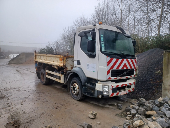 Camion tri benne Volvo FLL 42 12N2 5.0 (2009-88.795 km) - Vrachtwagen met open laadbak: afbeelding 1 Camion tri benne Volvo FLL 42 12N2 5.0 (2009-88.795 km) - Vrachtwagen met open laadbak: afbeelding 1
