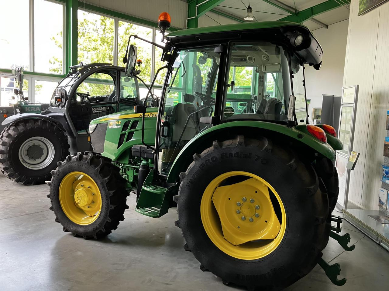 John Deere 5075E - Tractor: afbeelding 3 John Deere 5075E - Tractor: afbeelding 3