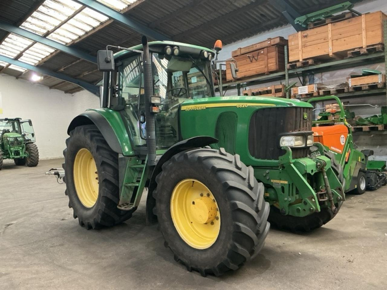 John Deere 6820 - Tractor: afbeelding 1 John Deere 6820 - Tractor: afbeelding 1