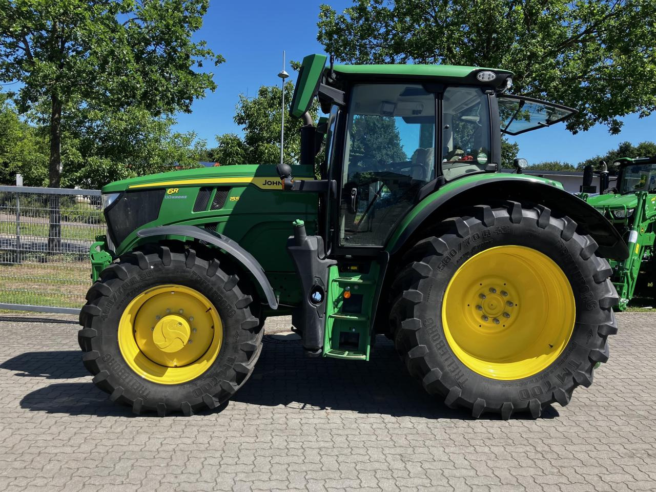 John Deere 6R 155 - Tractor: afbeelding 1 John Deere 6R 155 - Tractor: afbeelding 1