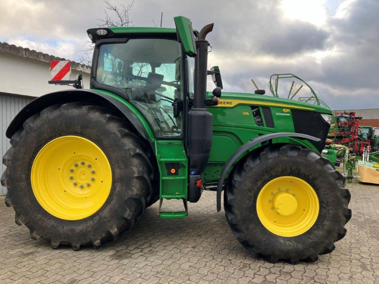 John Deere 6R 215 - Tractor: afbeelding 3 John Deere 6R 215 - Tractor: afbeelding 3