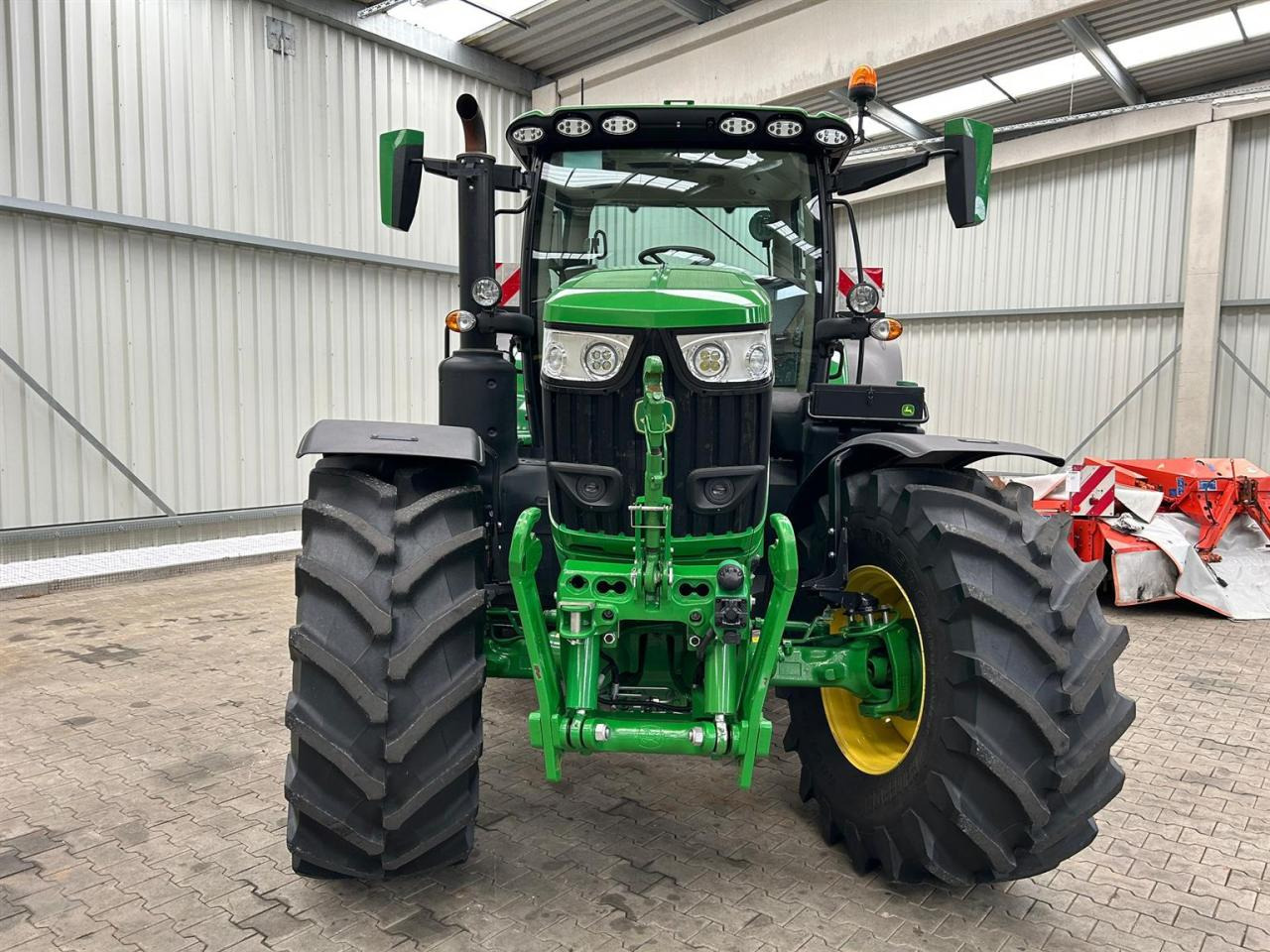 John Deere 6R 215 - Tractor: afbeelding 2 John Deere 6R 215 - Tractor: afbeelding 2