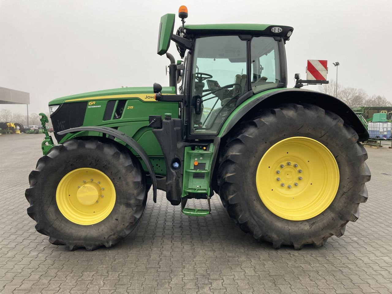 John Deere 6R 215 - Tractor: afbeelding 2 John Deere 6R 215 - Tractor: afbeelding 2