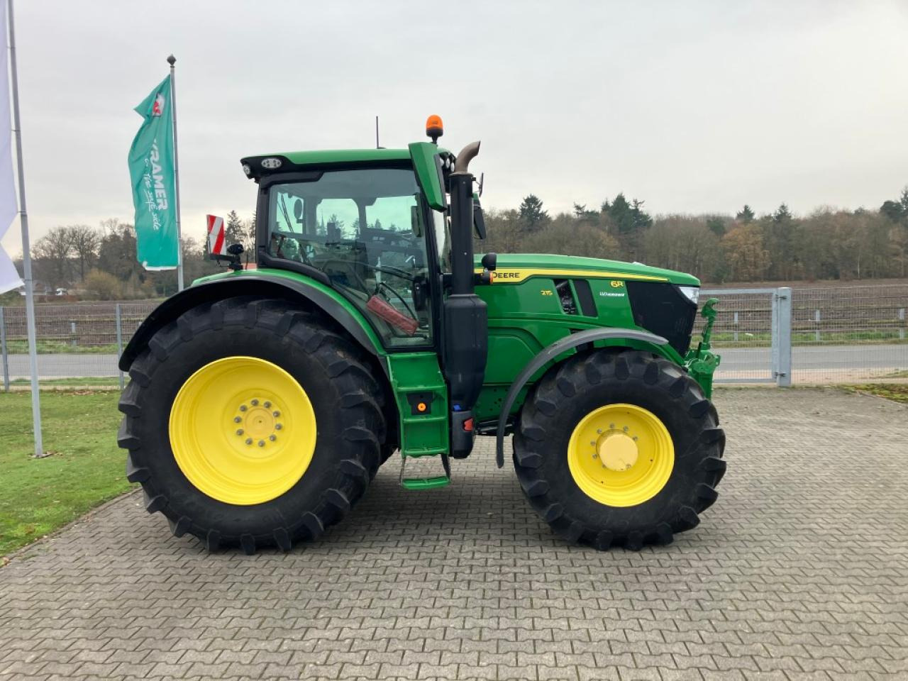 John Deere 6R 215 - Tractor: afbeelding 1 John Deere 6R 215 - Tractor: afbeelding 1