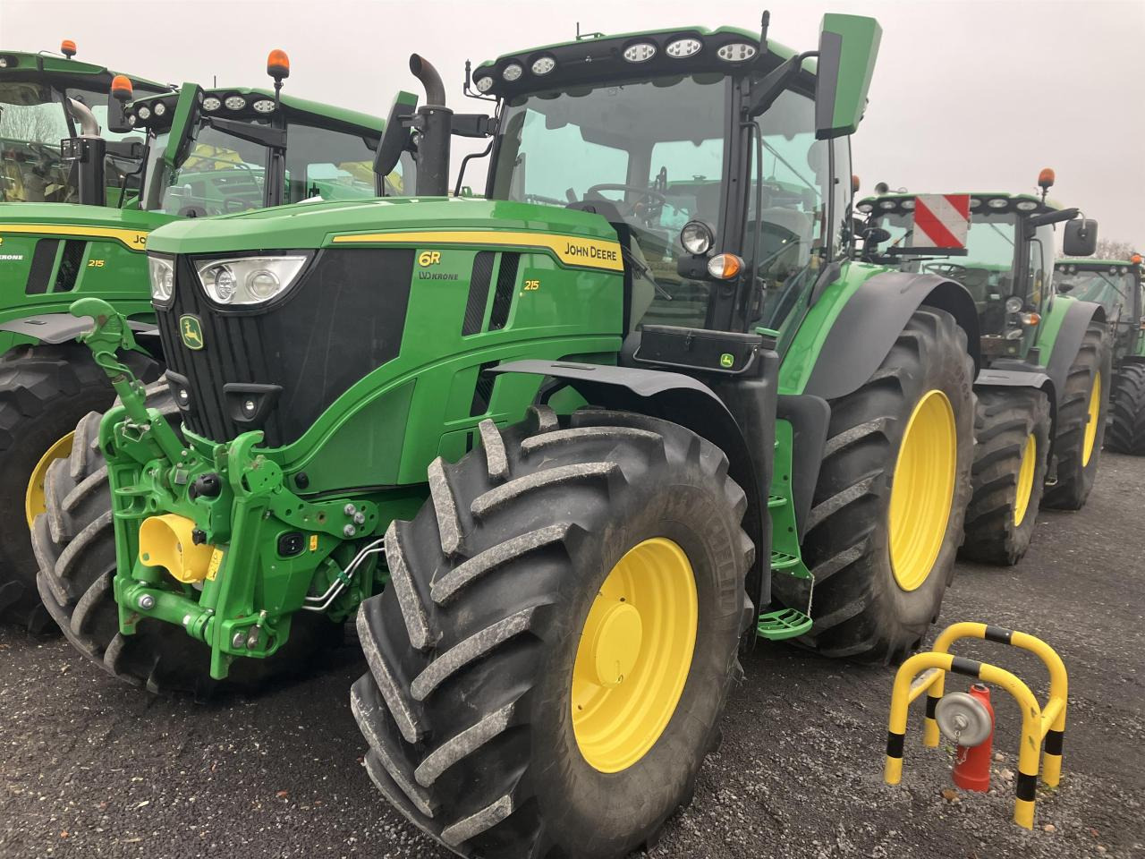 John Deere 6R 215 - Tractor: afbeelding 1 John Deere 6R 215 - Tractor: afbeelding 1