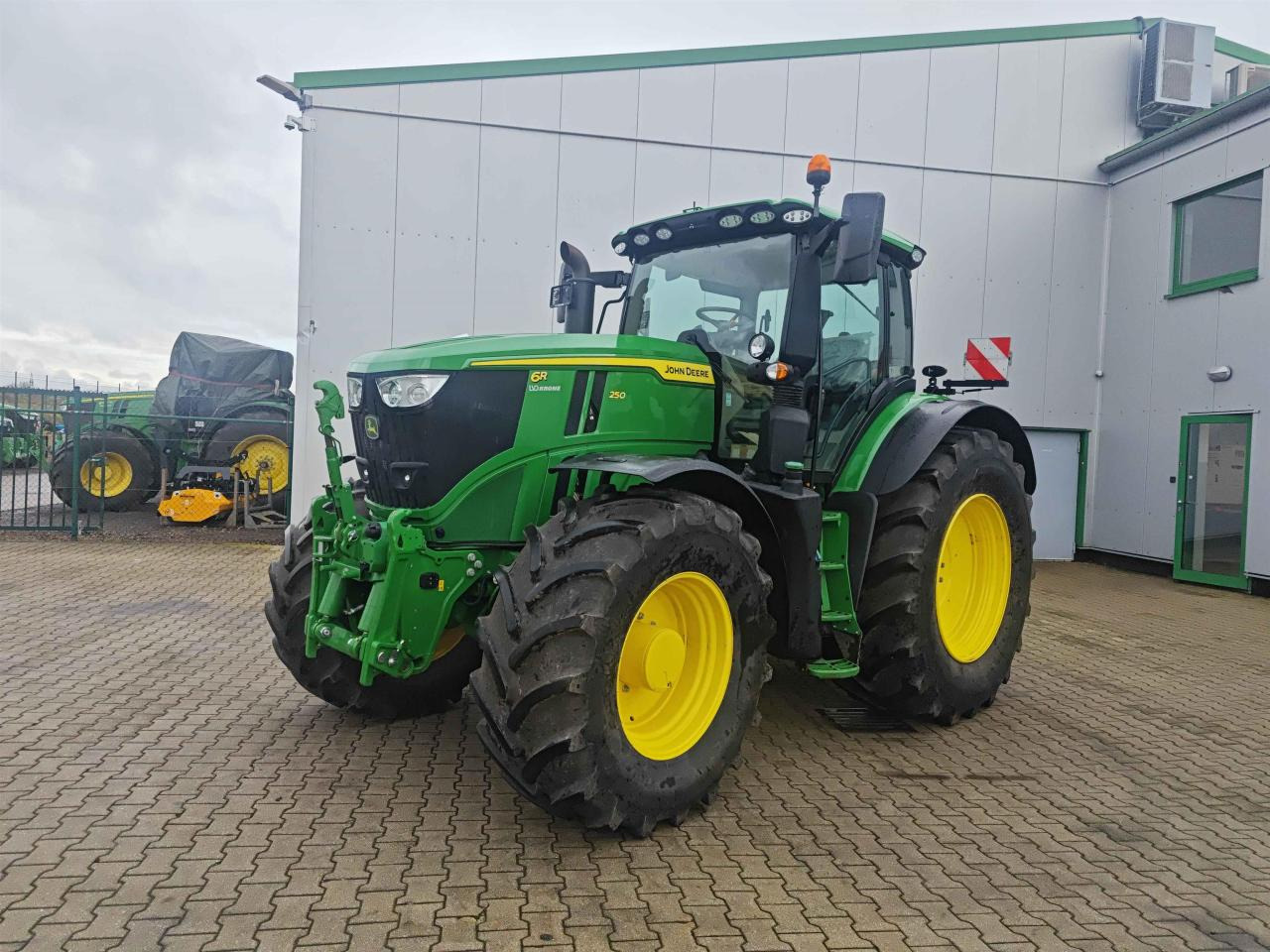 John Deere 6R 250 - Tractor: afbeelding 1 John Deere 6R 250 - Tractor: afbeelding 1