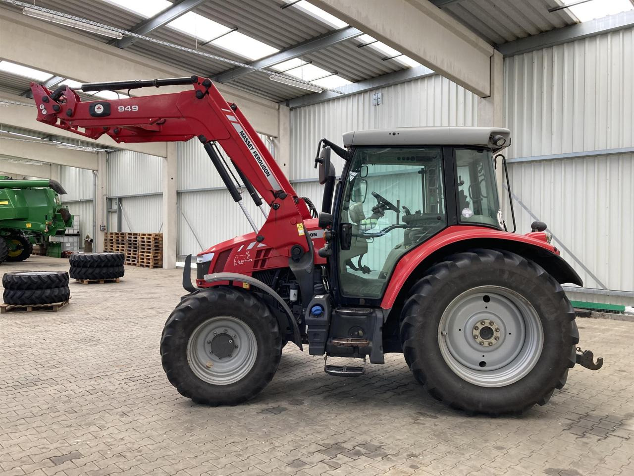 Massey Ferguson 5611 Dyna 4 - Tractor: afbeelding 2 Massey Ferguson 5611 Dyna 4 - Tractor: afbeelding 2