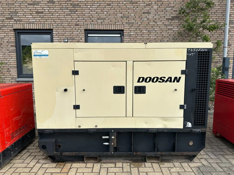 Doosan G40 Mitsubishi Leroy Somer 40 kVA Silent Rental generatorset - Industrie generator: afbeelding 1 Doosan G40 Mitsubishi Leroy Somer 40 kVA Silent Rental generatorset - Industrie generator: afbeelding 1