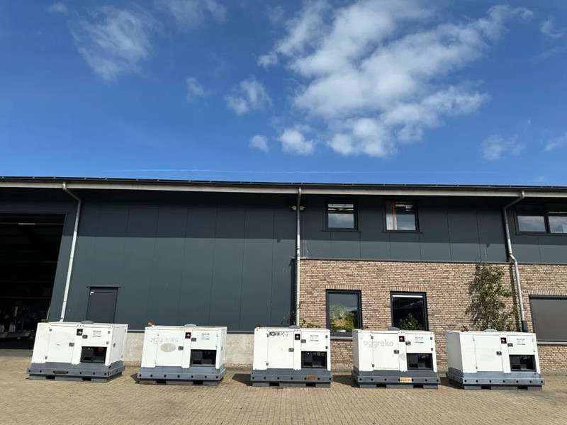 Iveco FPT F32 AM1A Leroy Somer 32 kVA Silent generatorset 129 hours ! - Industrie generator: afbeelding 2 Iveco FPT F32 AM1A Leroy Somer 32 kVA Silent generatorset 129 hours ! - Industrie generator: afbeelding 2