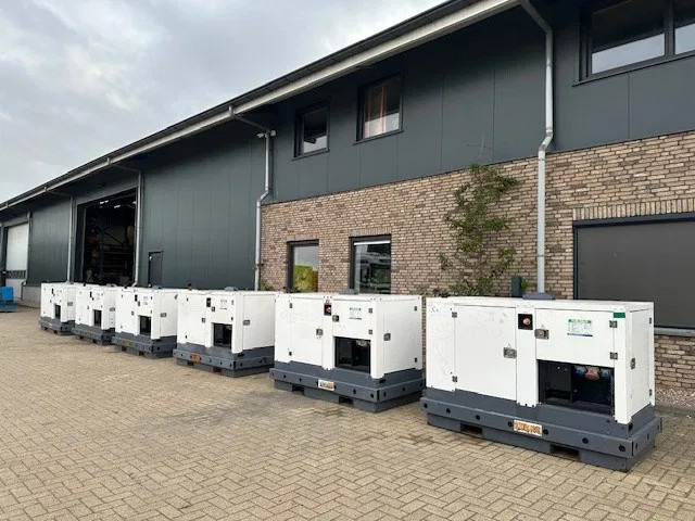 Iveco FPT F32 AM1A Leroy Somer 32 kVA Silent generatorset 154 hours ! - Industrie generator: afbeelding 2 Iveco FPT F32 AM1A Leroy Somer 32 kVA Silent generatorset 154 hours ! - Industrie generator: afbeelding 2