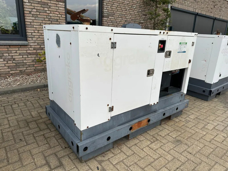 Iveco FPT F32 AM1A Leroy Somer 32 kVA Silent generatorset 21 hours ! - Industrie generator: afbeelding 4 Iveco FPT F32 AM1A Leroy Somer 32 kVA Silent generatorset 21 hours ! - Industrie generator: afbeelding 4