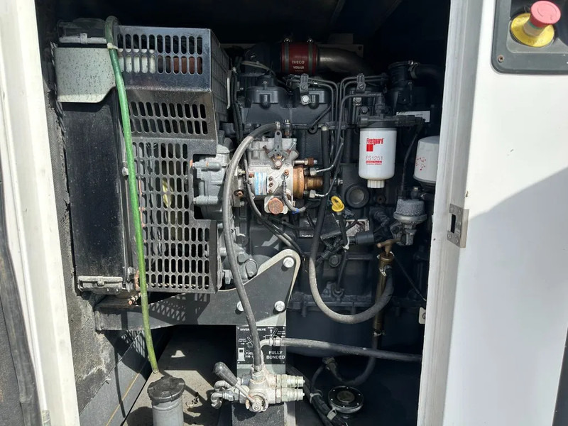 Iveco FPT F32 AM1A Leroy Somer 32 kVA Silent generatorset 408 hours ! - Industrie generator: afbeelding 4 Iveco FPT F32 AM1A Leroy Somer 32 kVA Silent generatorset 408 hours ! - Industrie generator: afbeelding 4