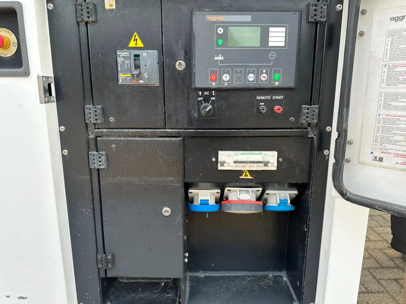 Iveco FPT F32 AM1A Leroy Somer 32 kVA silent generatorset 29 hours ! - Industrie generator: afbeelding 2 Iveco FPT F32 AM1A Leroy Somer 32 kVA silent generatorset 29 hours ! - Industrie generator: afbeelding 2