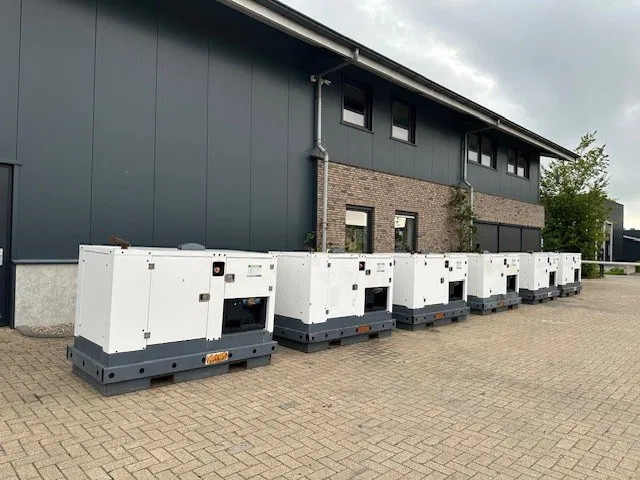 Iveco FPT F32 AM1A Leroy Somer 32 kVA silent generatorset 29 hours ! - Industrie generator: afbeelding 5 Iveco FPT F32 AM1A Leroy Somer 32 kVA silent generatorset 29 hours ! - Industrie generator: afbeelding 5