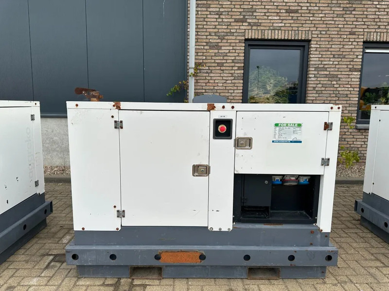 Iveco FPT F32 AM1A Leroy Somer 32 kVA silent generatorset 29 hours ! - Industrie generator: afbeelding 1 Iveco FPT F32 AM1A Leroy Somer 32 kVA silent generatorset 29 hours ! - Industrie generator: afbeelding 1