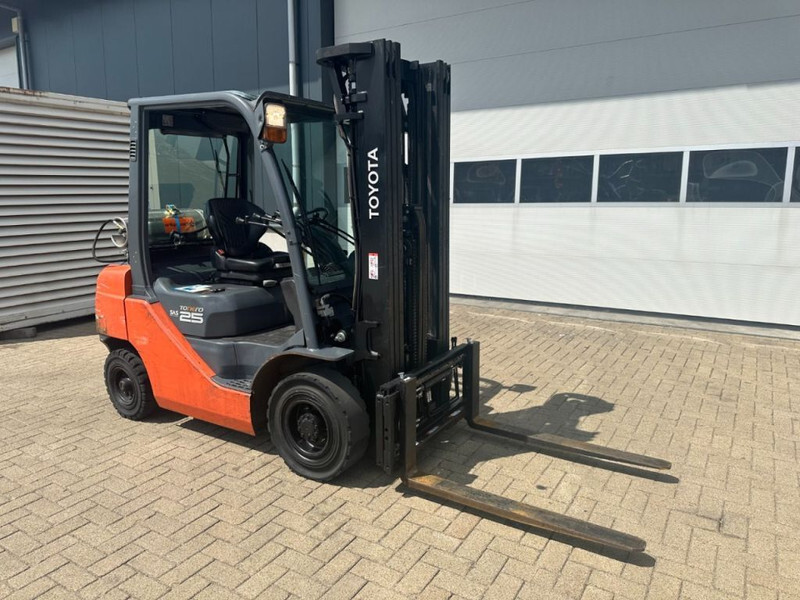 Toyota 2.5 ton Tonero 25 Triplex Freelift Sideshift LPG Heftruck - LPG heftruck: afbeelding 2 Toyota 2.5 ton Tonero 25 Triplex Freelift Sideshift LPG Heftruck - LPG heftruck: afbeelding 2