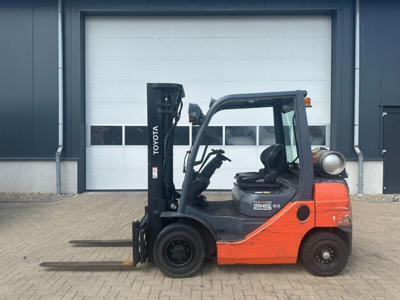 Toyota 2.5 ton Tonero 25 Triplex Freelift Sideshift LPG Heftruck - LPG heftruck: afbeelding 1 Toyota 2.5 ton Tonero 25 Triplex Freelift Sideshift LPG Heftruck - LPG heftruck: afbeelding 1