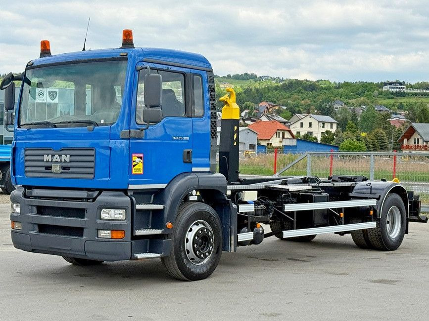 MAN TGA 18.310 Abrollkipper * Top Zustand! MAN TGA 18.310 Abrollkipper * Top Zustand! - Haakarmsysteem vrachtwagen: afbeelding 4 MAN TGA 18.310 Abrollkipper * Top Zustand! MAN TGA 18.310 Abrollkipper * Top Zustand! - Haakarmsysteem vrachtwagen: afbeelding 4