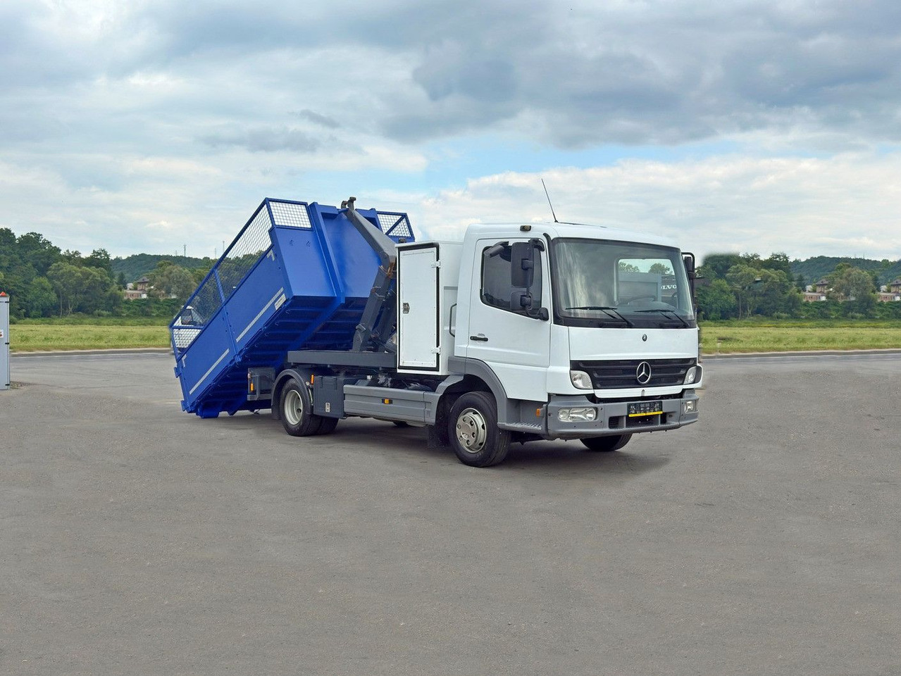 Mercedes-Benz 815 * Abrollkipper + CONTAINER 3,68 m * TOP - Haakarmsysteem vrachtwagen: afbeelding 2 Mercedes-Benz 815 * Abrollkipper + CONTAINER 3,68 m * TOP - Haakarmsysteem vrachtwagen: afbeelding 2