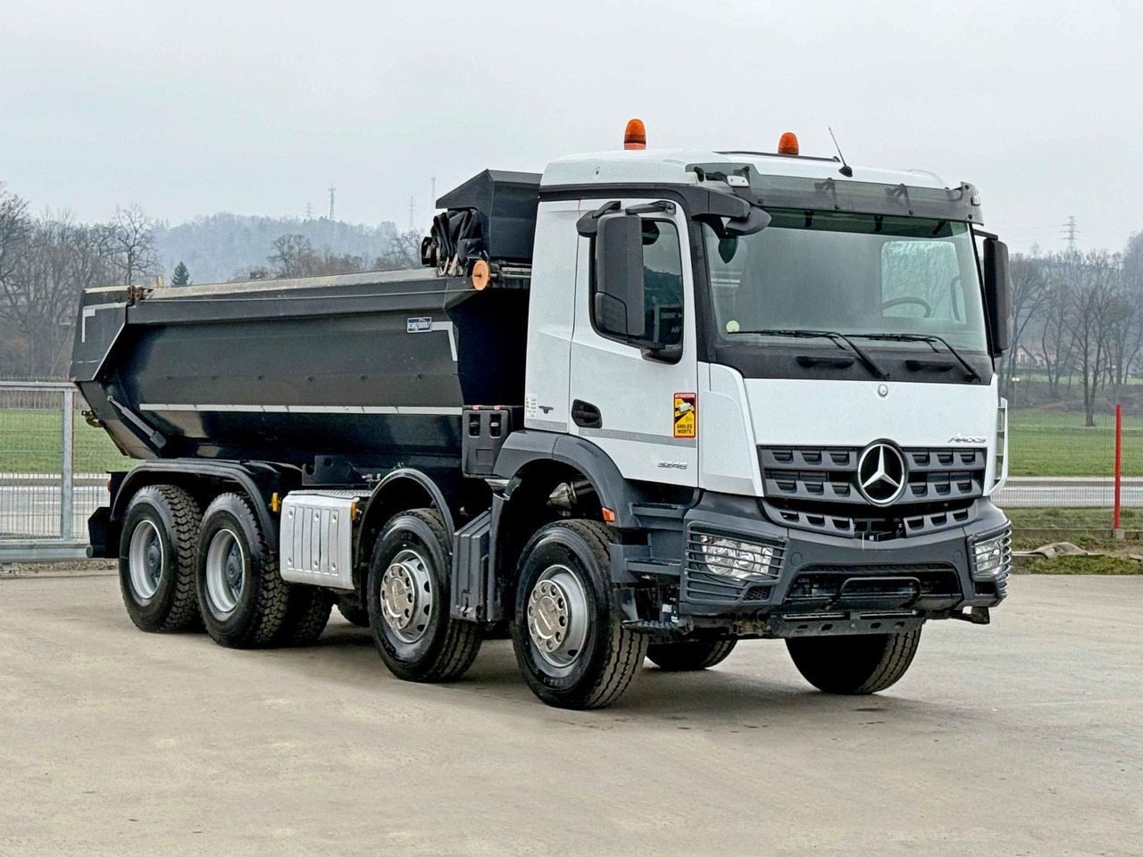 Mercedes-Benz AROCS 3246* KIPPER / 8x4 * TOPZUSTAND - Kipper vrachtwagen: afbeelding 2 Mercedes-Benz AROCS 3246* KIPPER / 8x4 * TOPZUSTAND - Kipper vrachtwagen: afbeelding 2
