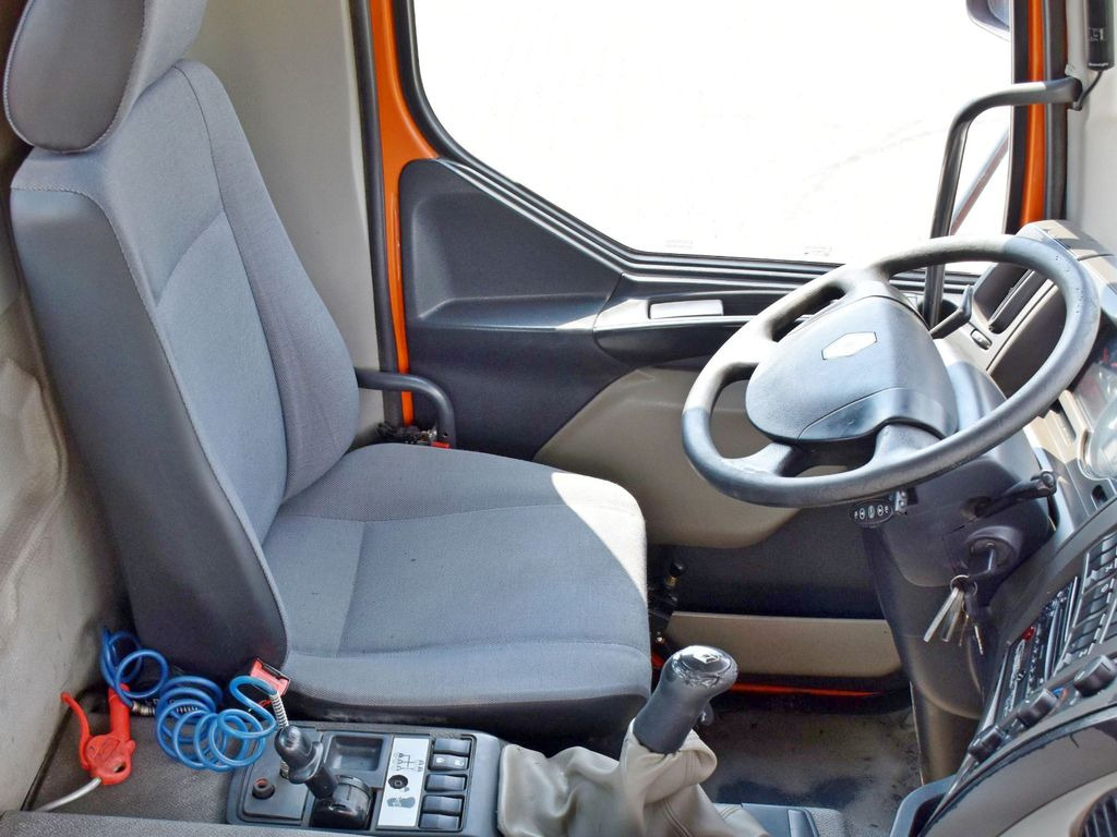 Interieur foto 1: Kipper vrachtwagen Renault Kerax 370 DXI * Kipper 5,80 m * Bordmatic * 8x4! Renault Kerax 370 DXI * Kipper 5,80 m * Bordmatic * 8x4! Interieur foto 1: Kipper vrachtwagen Renault Kerax 370 DXI * Kipper 5,80 m * Bordmatic * 8x4! Renault Kerax 370 DXI * Kipper 5,80 m * Bordmatic * 8x4!