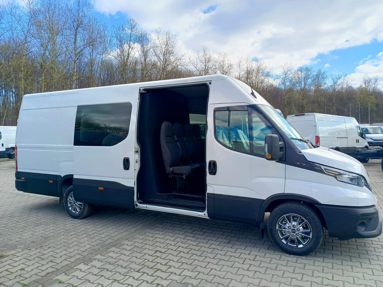 IVECO Daily 35 180 7-Sitzer - Personenvervoer, Bestelwagen met dubbele cabine: afbeelding 2 IVECO Daily 35 180 7-Sitzer - Personenvervoer, Bestelwagen met dubbele cabine: afbeelding 2