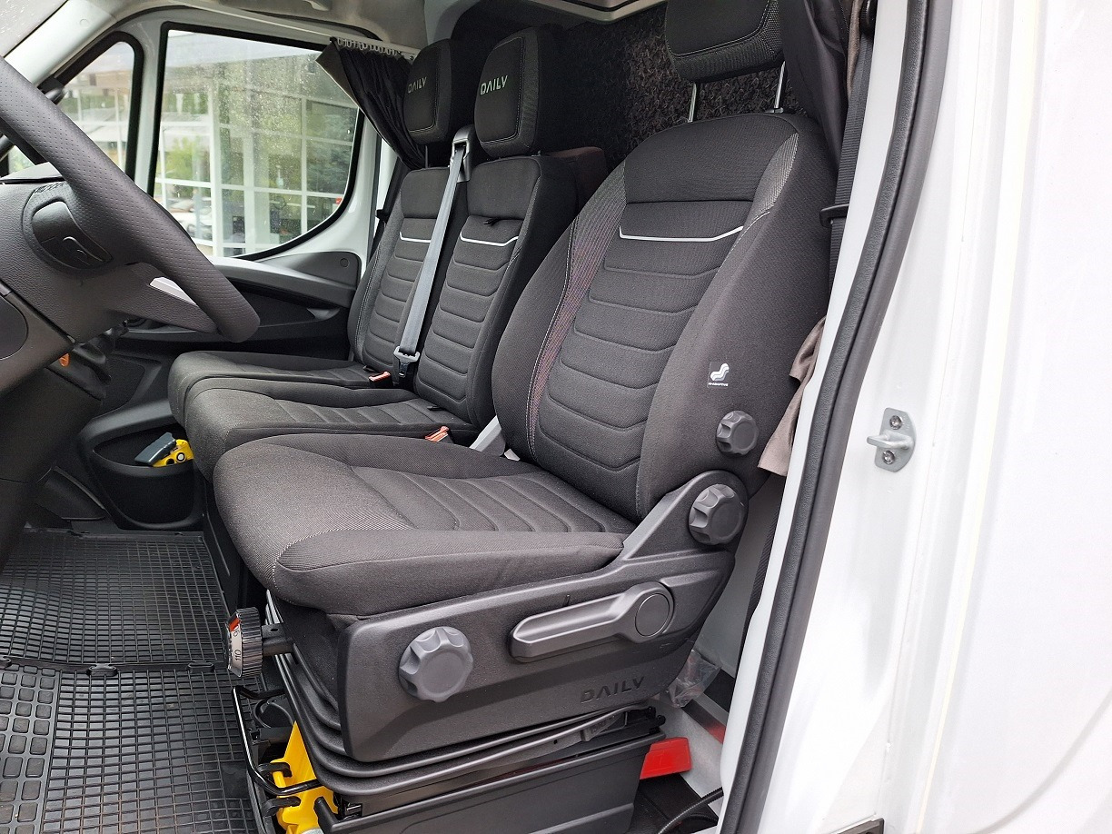 Iveco Daily 70C18A8 Backsleeper  BÄR - Schuifzeilen bestelwagen: afbeelding 3 Iveco Daily 70C18A8 Backsleeper  BÄR - Schuifzeilen bestelwagen: afbeelding 3
