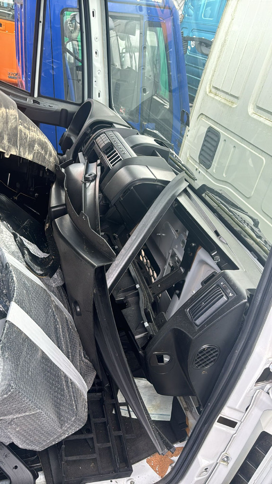 IVECO EUROCARGO 150-280 EURO 5-6 CABIN 4X2 NEW AUTOMATIC 000135A - Cabine voor Vrachtwagen: afbeelding 4 IVECO EUROCARGO 150-280 EURO 5-6 CABIN 4X2 NEW AUTOMATIC 000135A - Cabine voor Vrachtwagen: afbeelding 4