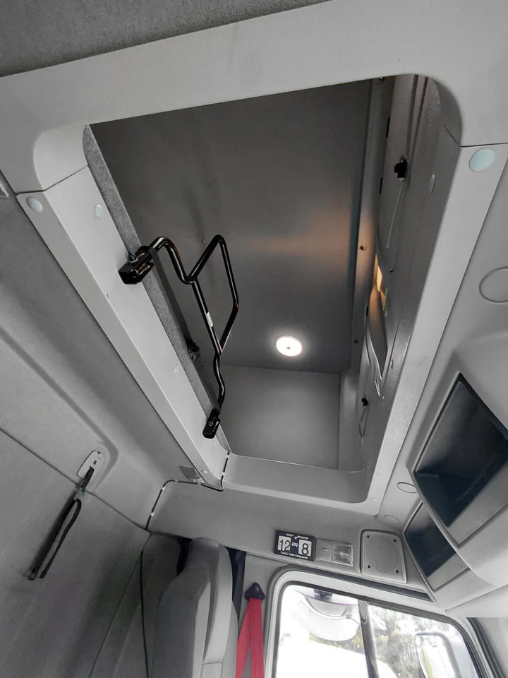 2017 Renault D12 4×2 Double Sleeper Curtainsider - Schuifzeilen vrachtwagen: afbeelding 3 2017 Renault D12 4×2 Double Sleeper Curtainsider - Schuifzeilen vrachtwagen: afbeelding 3