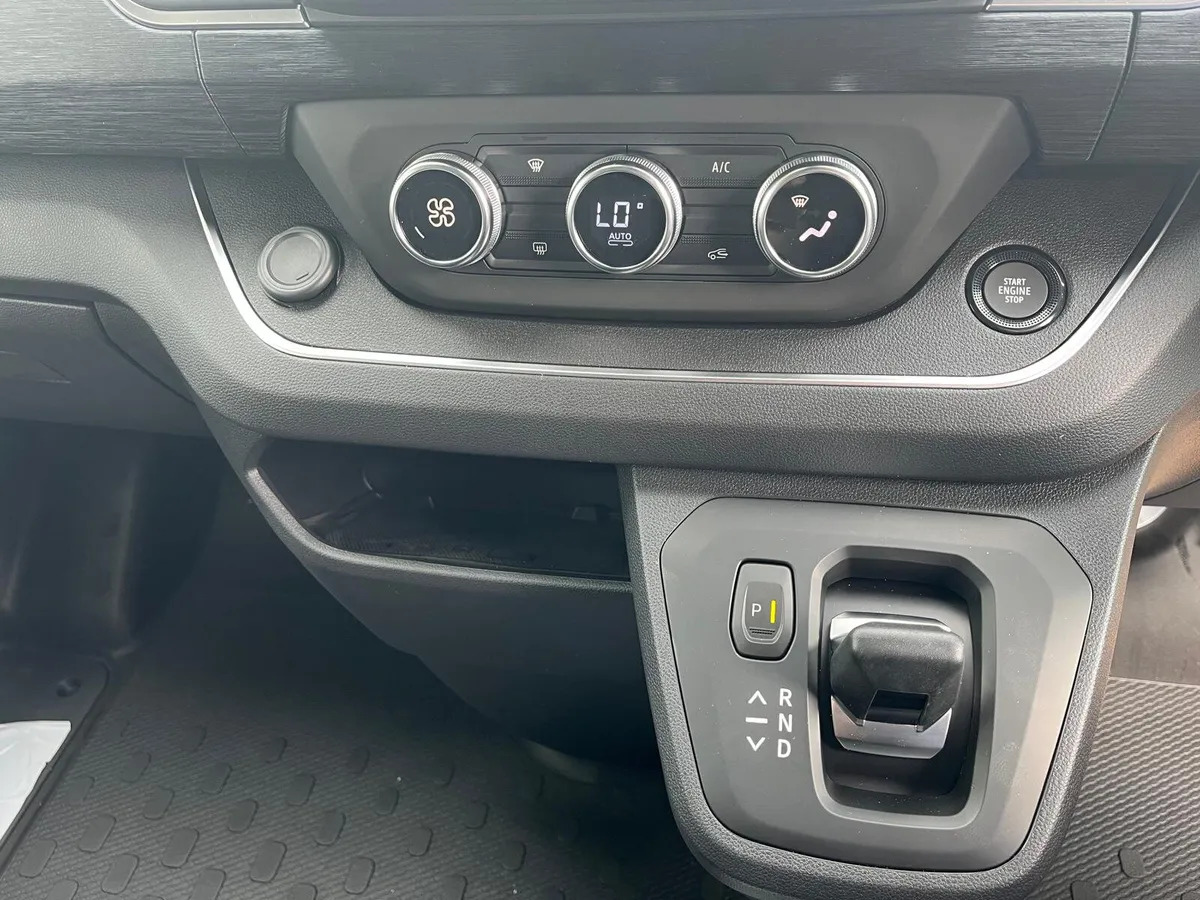Bestelwagen met dubbele cabine 2025 Renault Trafic Combi 170BHP Auto: afbeelding 8